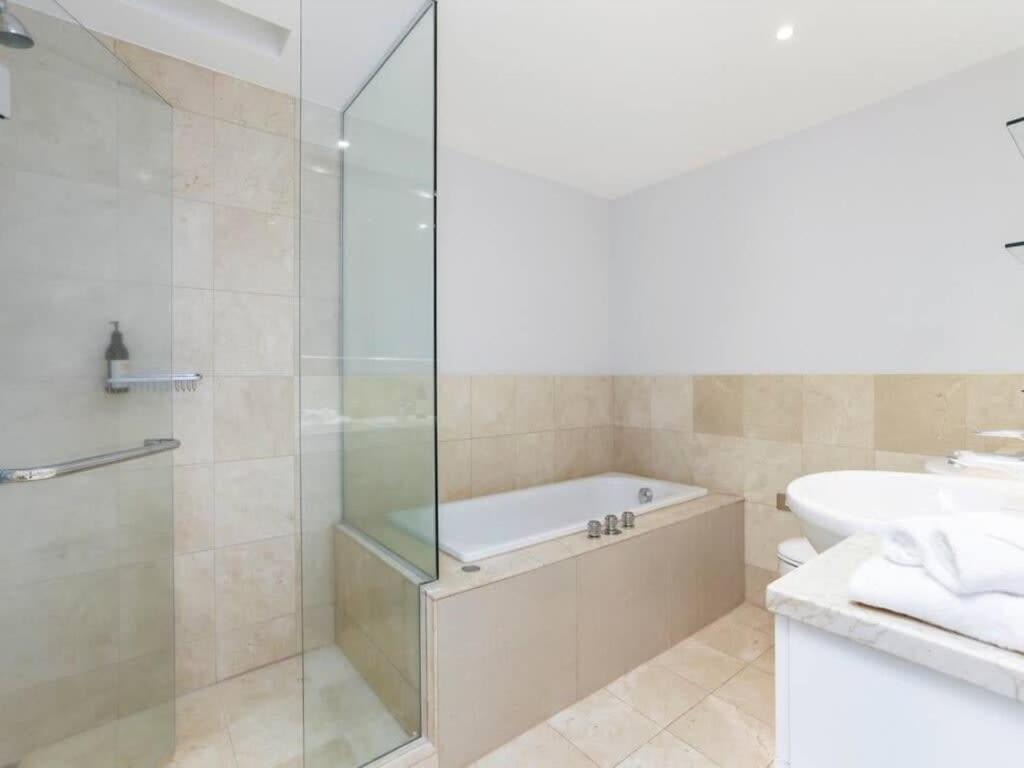 Bright One Bedroom Beauty With Balcony And Unbeatable Views Auckland Exterior foto